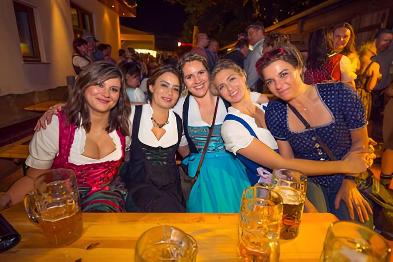 Besucherinnen Oktoberfest Spinnerbrücke in Berlin