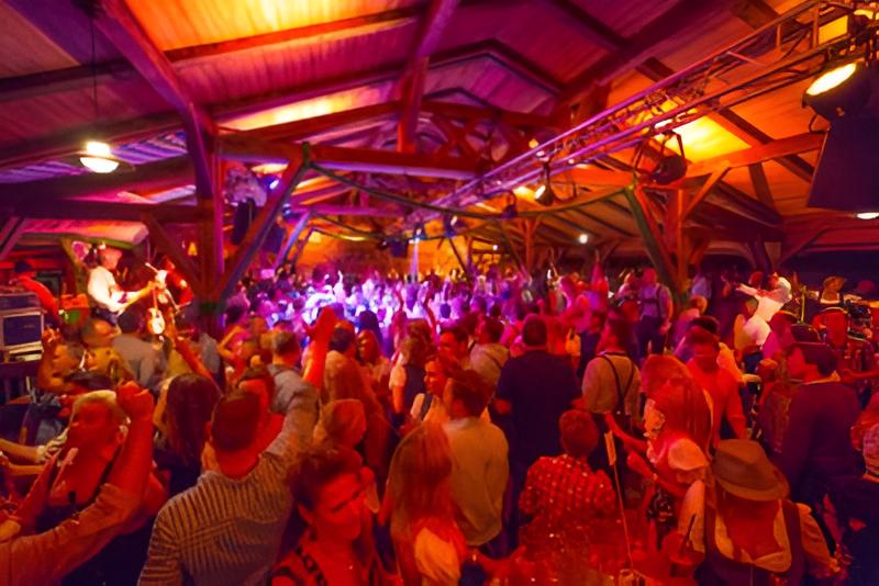 Hauptstadtwiesn Oktoberfest Berlin Besucher beim Feiern