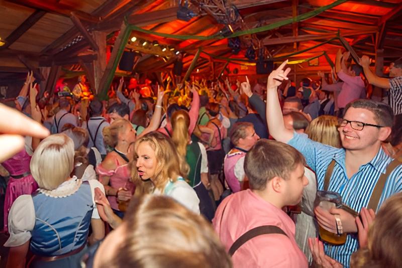 Feiern auf dem Oktoberfest in Berlin Hauptstadtwiesn