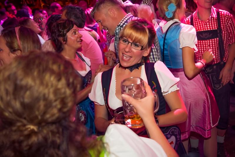 Hauptstadtwiesn Besucherin in Dirndl