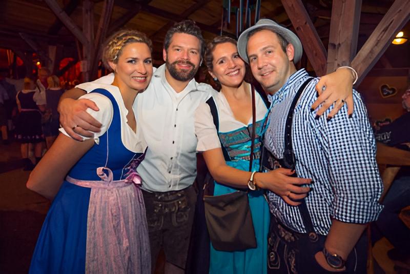 Besucher Oktoberfest Berlin in Tracht