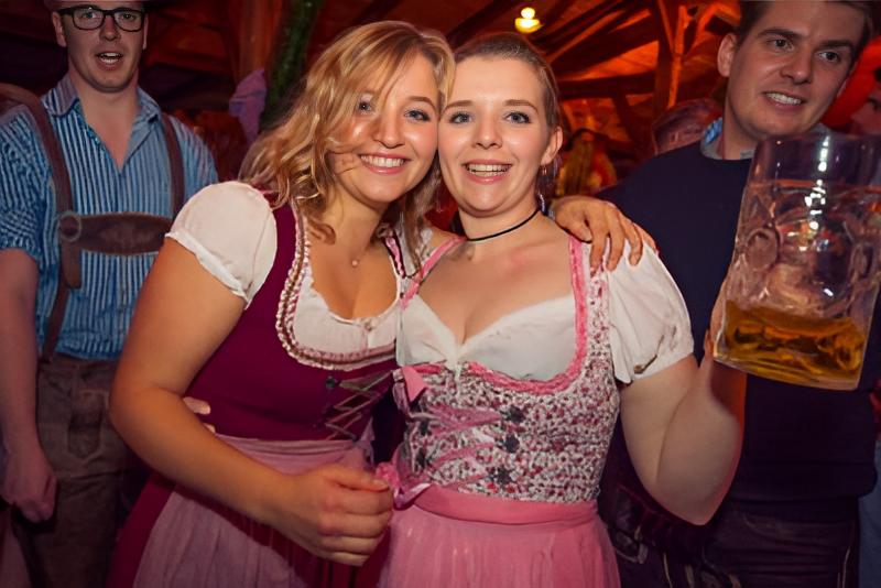Besucherinnen Oktoberfest in Berlin