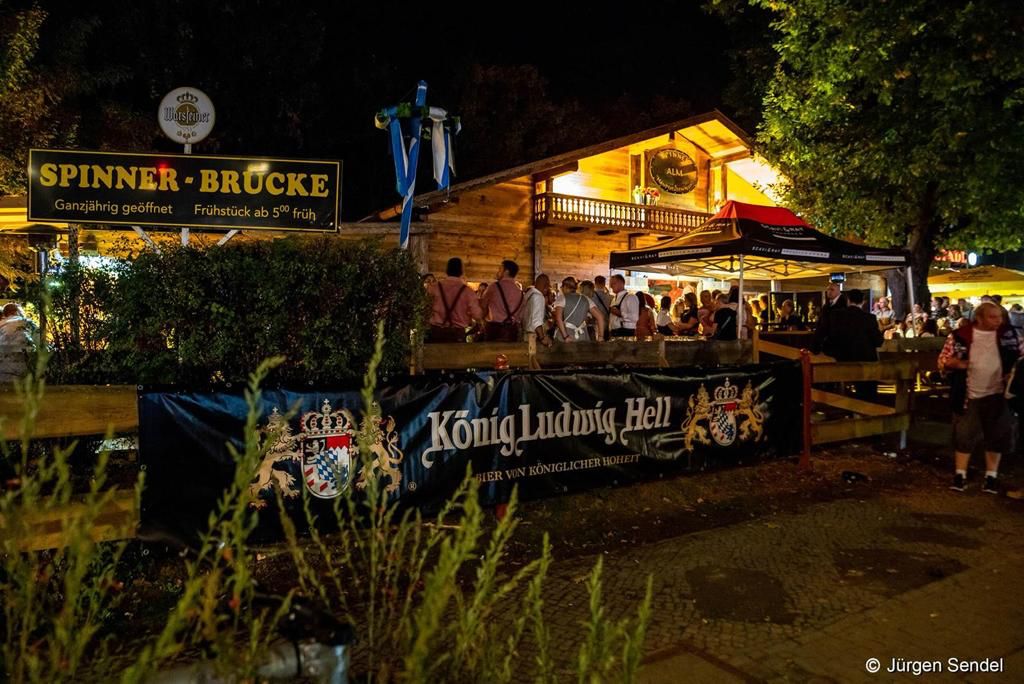 Hauptstadtwiesn Ansicht Spinnerbrücke von außen